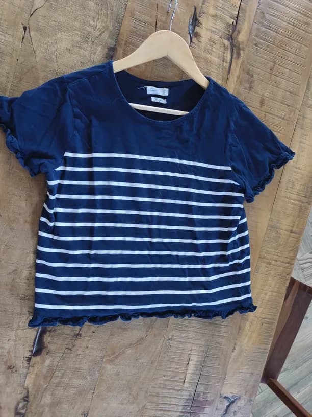 Photo de t-shirt marinière simple posé à plat sur une table