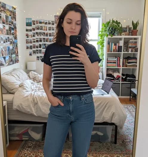 T-shirt marinière porté par un femme vinted dans une chambre