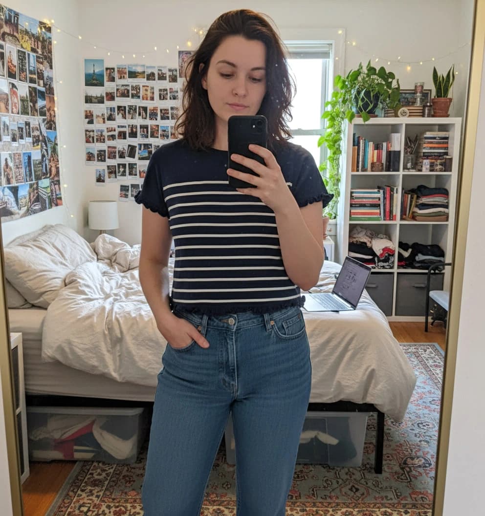 T-shirt marinière porté par un femme vinted dans une chambre