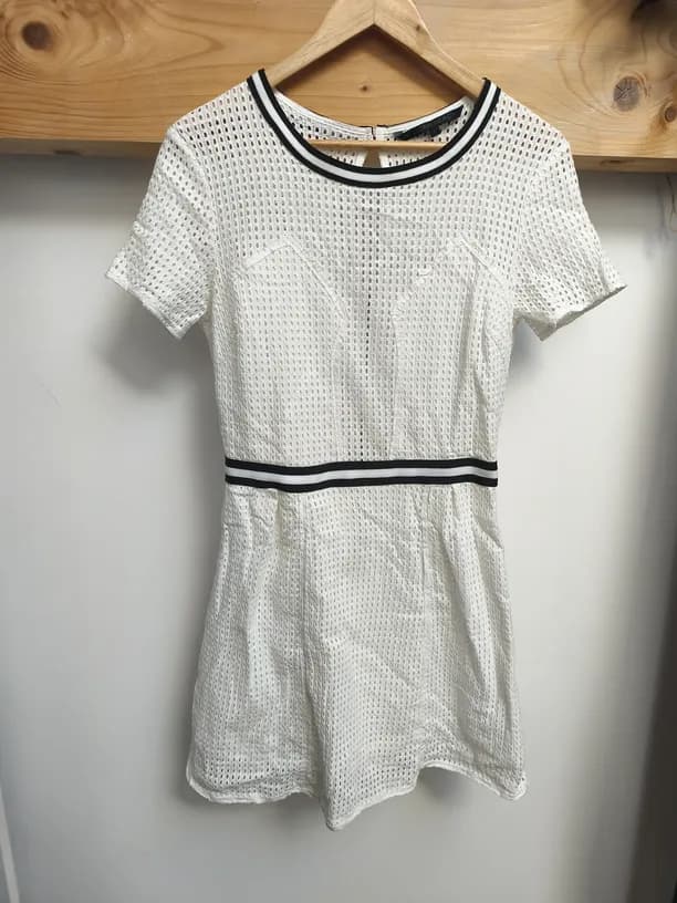 Photo d'une robe d'été blanche photographiée à plat devant un mur