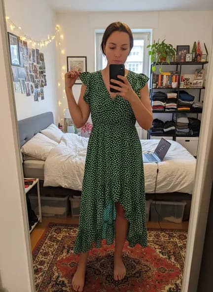 Photo d'une robe verte portée par un mannequin IA femme élégante dans une chambre lumineuse