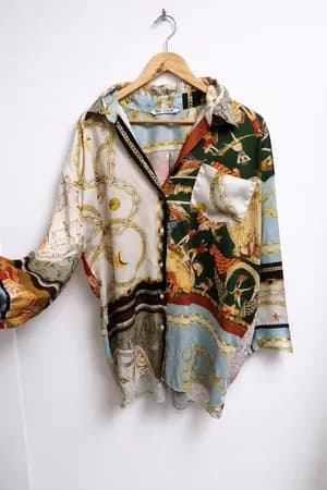 Photo d'une chemise femme texturée beige photographiée à plat