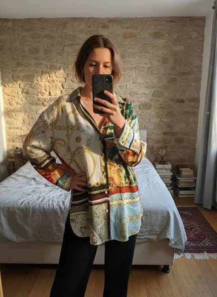 Photo d'une chemise texturée portée par un modèle femme IA dans une chambre