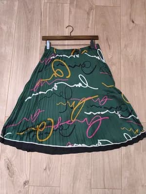 Jupe longue verte satinée photographiée à plat au sol