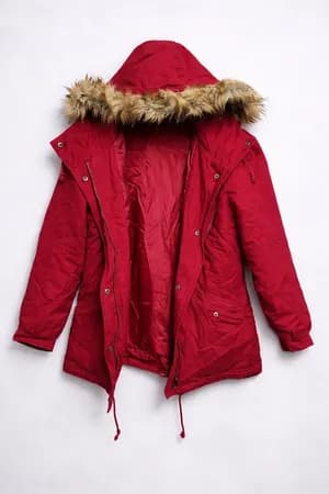 Manteau d'hiver beige sur mannequin de couture plastique