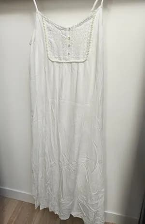 Robe blanche longue sur cintre, photo amateur avec ombre