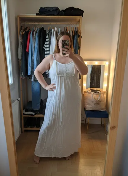 Robe blanche sublimée portée par mannequin professionnel virtuel en dressing vinted