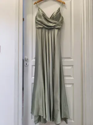 Robe de soirée satinée verte sauge sur cintre