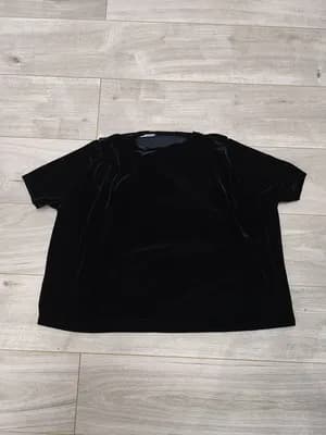 T-shirt noir basique plié sur le sol