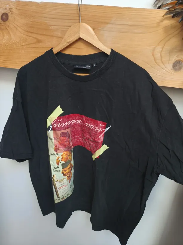 Chemise noire style vintage photographiée sur un cintre