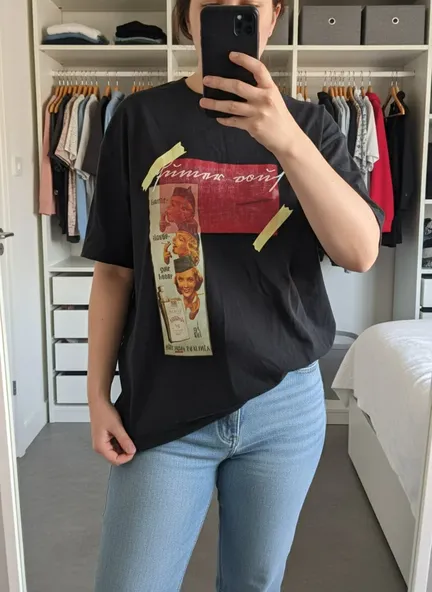 Chemise vintage noire portée par modèle IA femme au look rétro